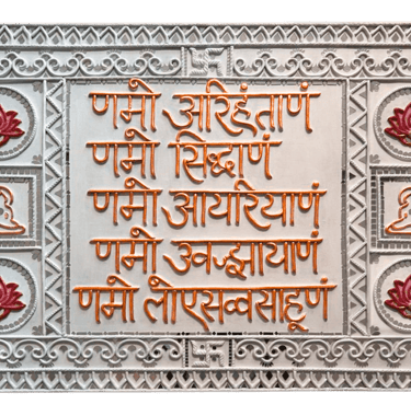 Handcrafted Lippen Art wall décor with intricate thread detailing.