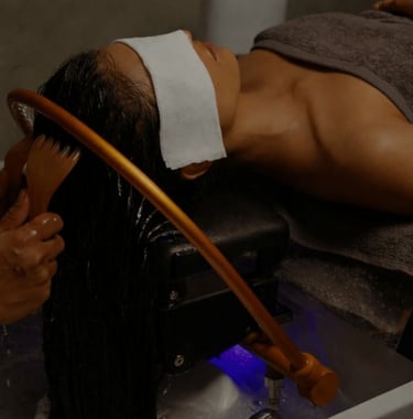 Rituel capillaire japonais : eau en cascade sur le cuir chevelu et manœuvres de massage relaxantes.