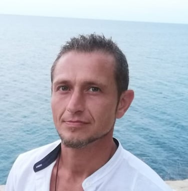 Toni Prats con mar de fondo, terapeuta de masaje y monitor de meditaciones activas