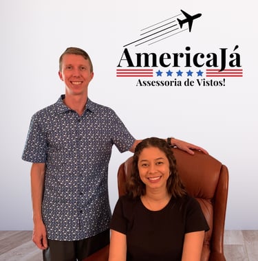 Assessoria de vistos AmericaJa, com um mulher e um homem professionais