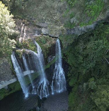 Chutes d'eau  au dessus lac