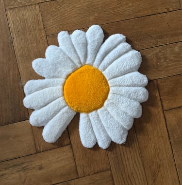 Selbstangefertigter Teppich mit dem Blumen Design von dem Sänger G-Dragon