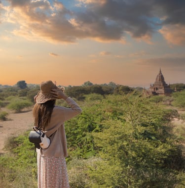 Uma mulher admirando o horizonte no interior de uma localidade no continente asiático
