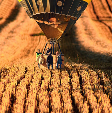 Um grupo de quatro pessoas se preparando para iniciar uma viagem de balão