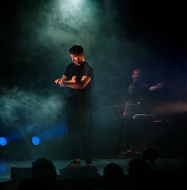 Spectacle, théâtre - Photo Julia Mugnier - AU NOM DU PERE, DU FILS ET DE JACKIE CHAN - ARTEPHILE OFF 2025