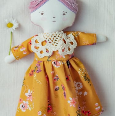 papusă handmade, unica, din materiale textile naturale, cu chip brodat si par moale din velur, cu rochita mustarie cu flori