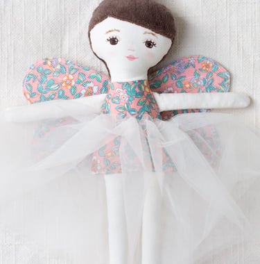 Păpușă textilă handmade cu păr albastru, aripi florale și fustă din tulle