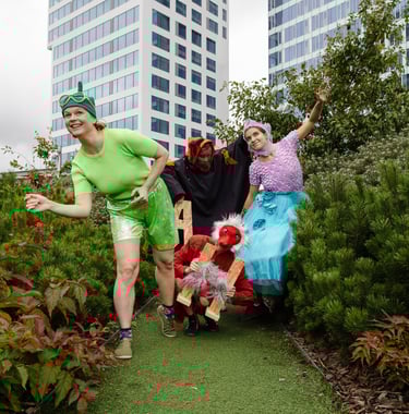 Johanna Spies and others are performing a dance theater piece for children