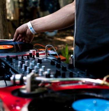 dj using Technics turntables with vinyl