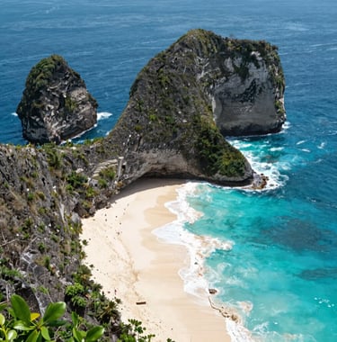 Beautiful landscape shot of Kelingking Beach, Nusa Penida, seen from a high viewpoint. The turquoise water and dramatic cliffs represent the stunning destinations served by Taxiboat.id. Vibrant colors and clear, modern photography style.