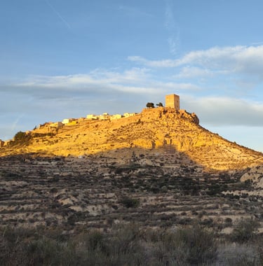 Aledo rises with the tower of its medieval castle on a hill on the north side of the Guadalentín val