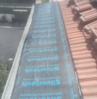 Çatı penceresi montajı, Ayvalık'ta doğal ışık ve havalandırma çözümü.