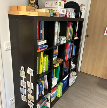 Livre et jeux présents dans un des cabinets d'orthophonie.