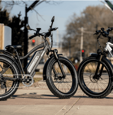 kaksi sähköpyörää