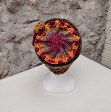 Bonnet tricoté dans un fil multicolore en point fantaisie