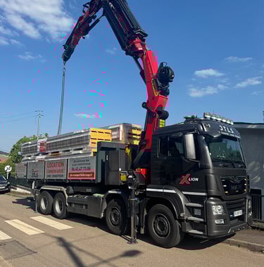 Camion-grue JTLS en intervention à Champenoux pour la livraison de matériaux de chantier