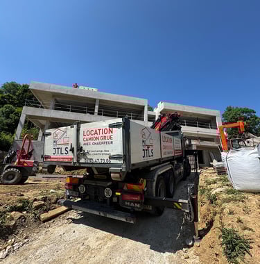 Camion-grue JTLS sur un chantier de construction en Meurthe-et-Moselle