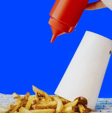 Patates fregides casolanes de Flipa amb ketchup sobre fons blau