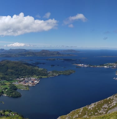 Sluttstykkebeskytterne og resten av produktene priduseres på Dimna, en liten øy ved Ulsteinvik.