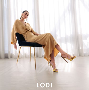 Modelo sentada con tacones de Lodi Shoes