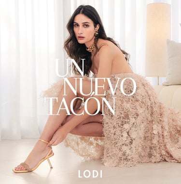 Modelo mostrando el tacón de Lodi Shoes