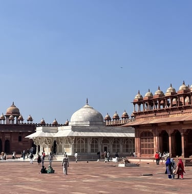 Courtyard Complex with the Dargah (white marble building in the centre)