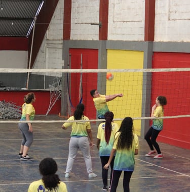 Alunos do S.I.M. praticando esportes