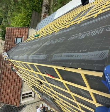 Écran sous-toiture HPV et liteaux alignés — préparation avant pose des tuiles à Saint-Germain-en-Laye