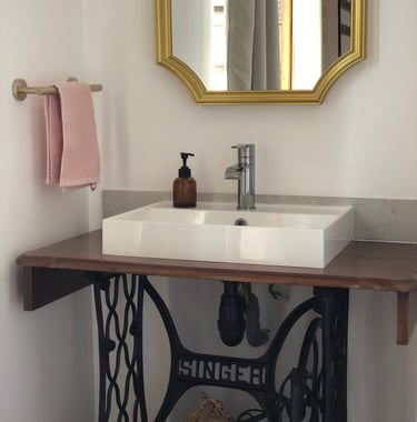 Lavabo, Salle de bain, Plazac, Périgord, Dordogne, France.
