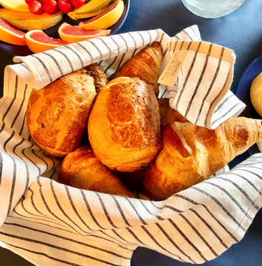 Petit déjeuner, Chambre d'hôte, Plazac, Périgord, Dordogne, France.