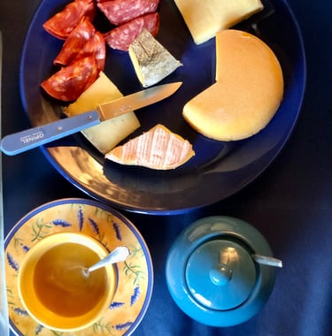 Petit déjeuner, Chambre d'hôte, Plazac, Périgord, Dordogne, France.