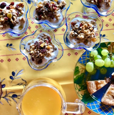 Petit déjeuner, Chambre d'hôte, Plazac, Périgord, Dordogne, France.