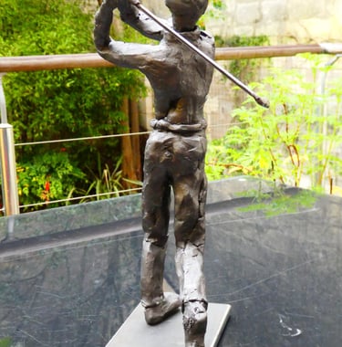 Golfeur- Isabelle MARLATS - terre et graphite sur socle acier
