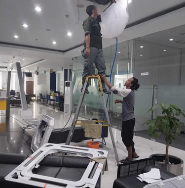 service ac di jogja 24 jam terdekat sedang proses service ac di dalam ruangan hotel