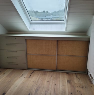 placard en soupente, cannage en osier. Annecy-le-Vieux