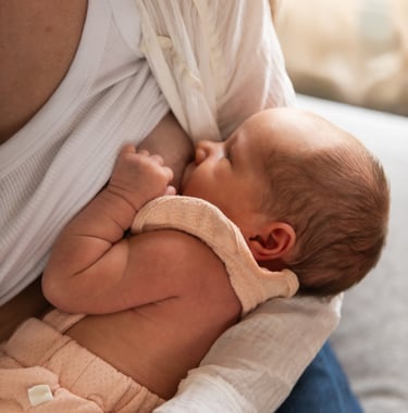 maman qui allaite bébé à Toulouse