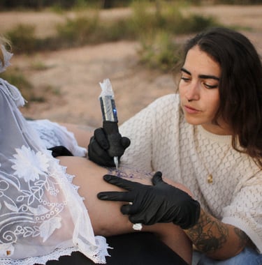 Margot Dubs Tattoo tatoue un dessin sur la cuisse de sa cliente