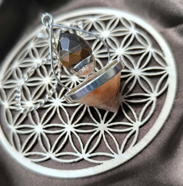 Oracles et pendules divinatoires pour guidance et intuition.