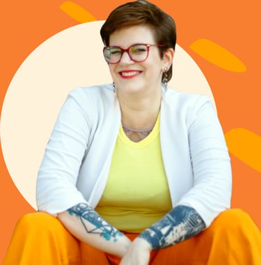 Swana Schuchmann, a woman with short hair, a bright smile and a white blazer, smiling