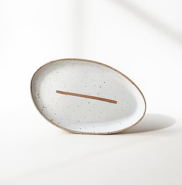 weißer minimalistischer Teller