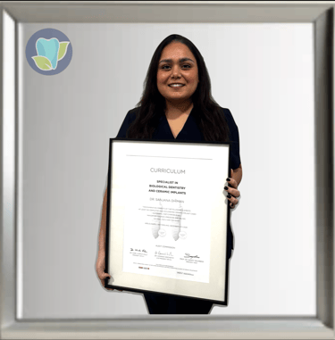 sanjana dhiman sosteniendo el titulo de especialista