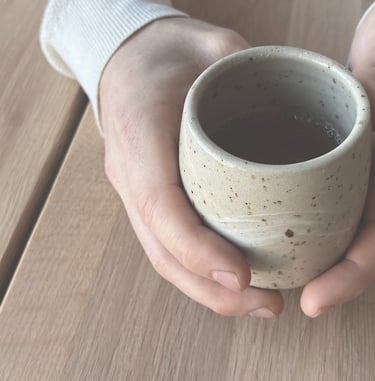 Minimalistischer Becher mit Tee