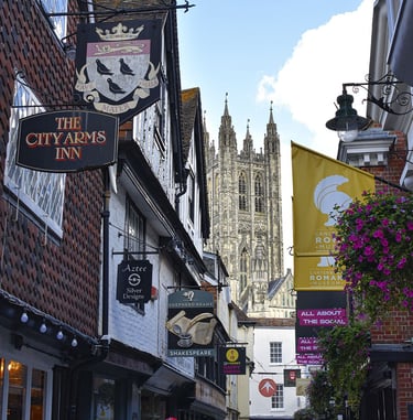 Vue sur une des tours de Canterbury Cathedral depuis une petite rue adjacente