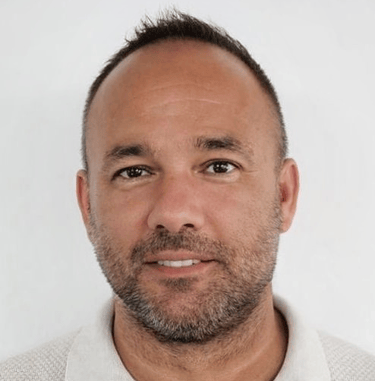 Grzegorz, Chief Operating Officer (COO) firmy Weihs International, na zdjęciu portretowym.