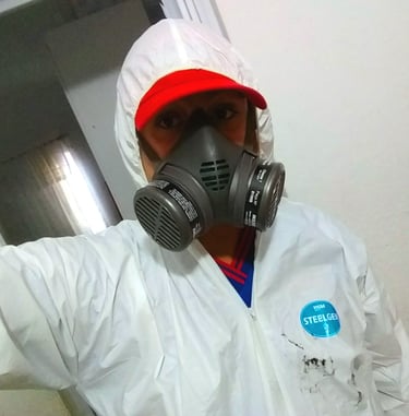 técnico com roupa protetora para dedetização