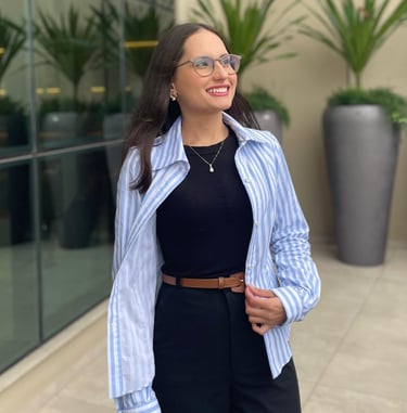 Mulher em pé usando uma camisa slim listrada 