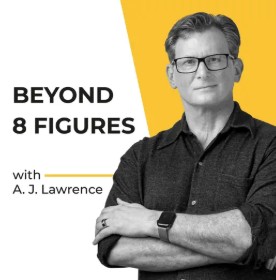 A.J Lawrence posando sobre fondo amarillo