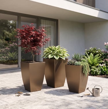Macetas de fibra de vidrio con plantas ornamentales en terraza exterior