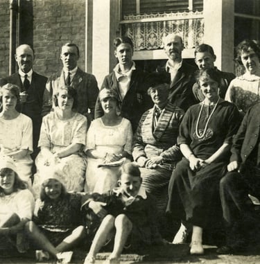 Photographie de mariage ancien représentant des recherches familiales étendues