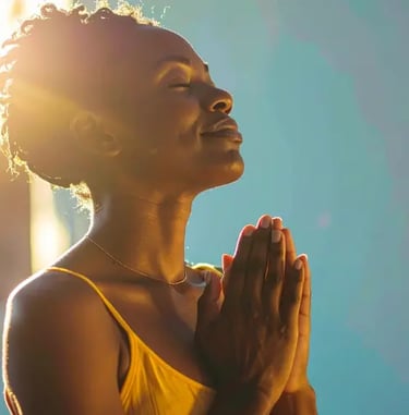 Mulher orando com as mãos unidas sob a luz do sol, em um momento de fé e introspecção.
